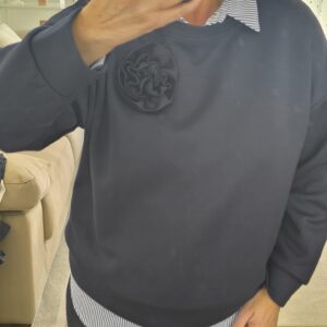 Sudadera azul marino con detalle de flor